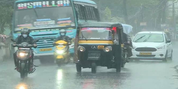 കാലവര്‍ഷം ശക്തമായി; ഇടുക്കി മുതൽ കാസർകോട് വരെ യെല്ലോ അലർട്ട്, മഴക്കെടുതിയില്‍ മൂന്ന് മരണം