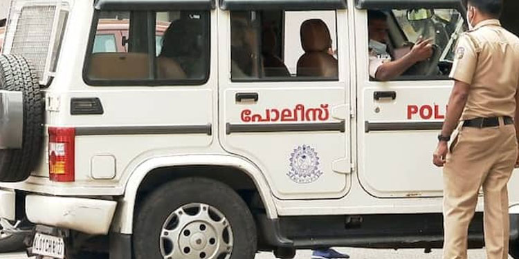 യുവാവിനെ കാർ കയറ്റിയും മർദ്ദിച്ചും കൊല്ലാൻ ശ്രമം , നാല് പേർ പാലക്കാട് അറസ്റ്റിൽ