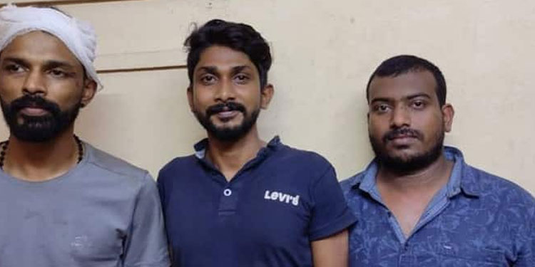 ബാർ ജീവനക്കാരനെ കൗണ്ടറിൽ വടിവാളുകൊണ്ട് വെട്ടി, മൂന്ന് പേർ അറസ്റ്റിൽ