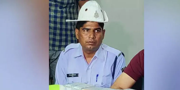 സത്യസന്ധതയുടെ ചത്തീസ്ഗഢ് മാതൃക; റോഡരികിൽ നിന്നും കിട്ടിയ 45 ലക്ഷം രൂപ പൊലീസ് സ്റ്റേഷനിലെത്തിച്ച് ട്രാഫിക് പൊലീസ് ഉദ്യോഗസ്ഥൻ