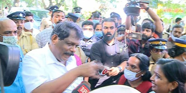 കോട്ടൺ ഹിൽ സ്കൂളിലെ പരാതി: ഗതാഗത മന്ത്രിയെ രക്ഷിതാക്കൾ തടഞ്ഞു, സുരക്ഷ ഉറപ്പാക്കുമെന്ന് മന്ത്രിയുടെ ഉറപ്പ്