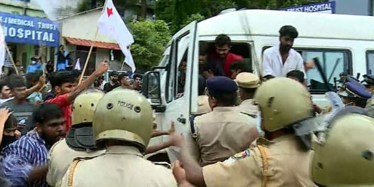 രാഹുൽ ഗാന്ധിയുടെ എംപി ഓഫീസ് ആക്രമണം : എസ്എഫ്ഐ വയനാട് ജില്ലാ കമ്മിറ്റി പിരിച്ചു വിട്ടു; പകരം അഡ്ഹോക്ക് കമ്മിറ്റി