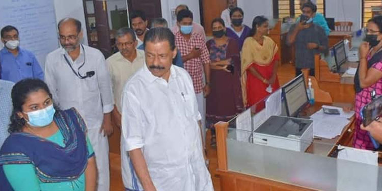ഞായറാഴ്ചയും ജോലി ചെയ്കത് ഉദ്യോഗസ്ഥർ , അഭിനന്ദനമറിയിക്കാൻ മന്ത്രി ഓഫീസിൽ