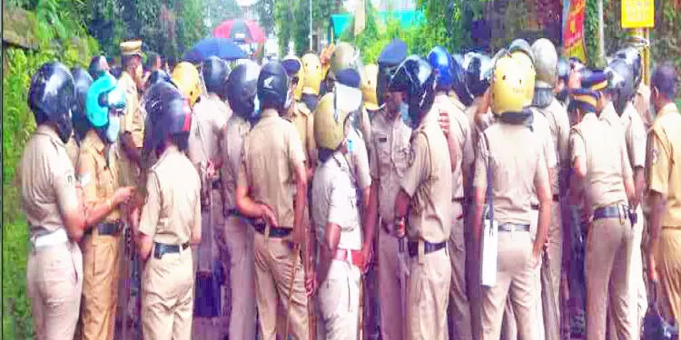 ഹെ​ൽ​മ​റ്റ് ക്ഷാമം രൂക്ഷം   ; ക്ര​മ​സ​മാ​ധാ​ന പാ​ല​ന​ത്തി​ന് വടകര  പൊ​ലീ​സി​ന് ബൈ​ക്ക് ഹെ​ൽ​മ​റ്റ്