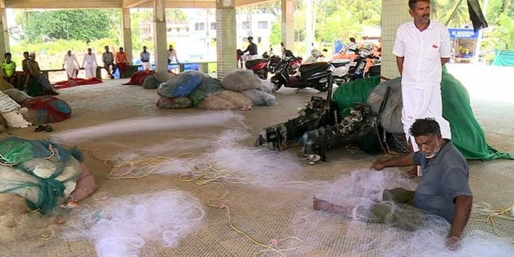 ട്രോളിങ് കാലം നാളെ അവസാനിക്കും : സൗജന്യ റേഷനെന്ന വാഗ്ദാനം നടപ്പിലായില്ല, പരസ്പരം പഴിചാരി വകുപ്പുകള്‍