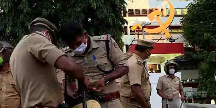 എകെജി സെന്ററിന് കല്ലെറിയുമെന്ന് ഫെയ്സ്ബുക്കിൽ പോസ്റ്റിട്ടയാളെ പോലീസ് ചോദ്യം ചെയ്യുന്നു