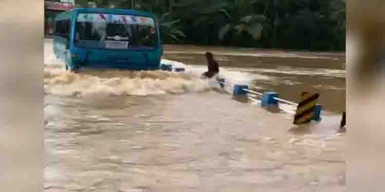 വെള്ളത്തിൽ മുങ്ങിയ പാലത്തിലൂടെ സാഹസിക യാത്ര ; ബസിന് പിഴ ചുമത്തി ട്രാഫിക് പോലീസ്