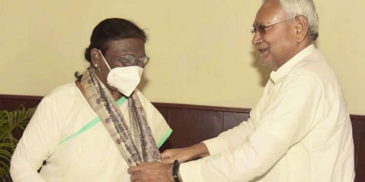 വോട്ട് അഭ്യർഥിച്ച് ദ്രൗപതി മുർമു ബിഹാറിൽ; സ്വാഗതം ചെയ്ത് നിതീഷ് കുമാർ