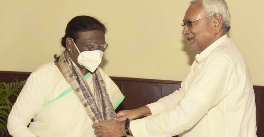 വോട്ട് അഭ്യർഥിച്ച് ദ്രൗപതി മുർമു ബിഹാറിൽ; സ്വാഗതം ചെയ്ത് നിതീഷ് കുമാർ