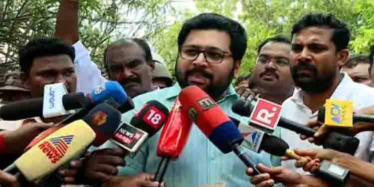 വിമാനത്തിലെ പ്രതിഷേധത്തില്‍ കേസെടുത്തത് സര്‍ക്കാരിന്‍റെ ഭീരുത്വം ; ശബരിനാഥന്‍ ചോദ്യം ചെയ്യലിന് ഹാജരായി
