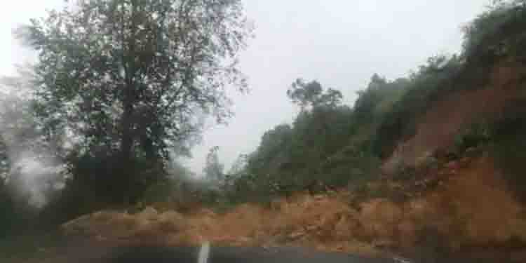 മൂന്നാറിൽ കാറ്റും മഴയും തുടരുന്നു, മണ്ണിടിഞ്ഞ് വീണ് കൊച്ചി-ധനുഷ്കോടി ദേശീയപാതയിൽ ഗതാഗത തടസ്സം