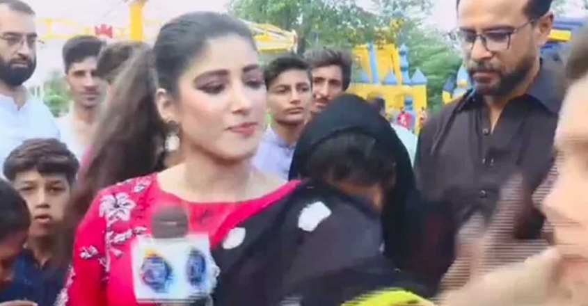 ലൈവ് റിപ്പോർട്ടിങ്ങിനിടെ മുന്നിൽ നിന്ന പയ്യനെ തല്ലി മാധ്യമപ്രവർത്തക; വിഡിയോ വൈറൽ
