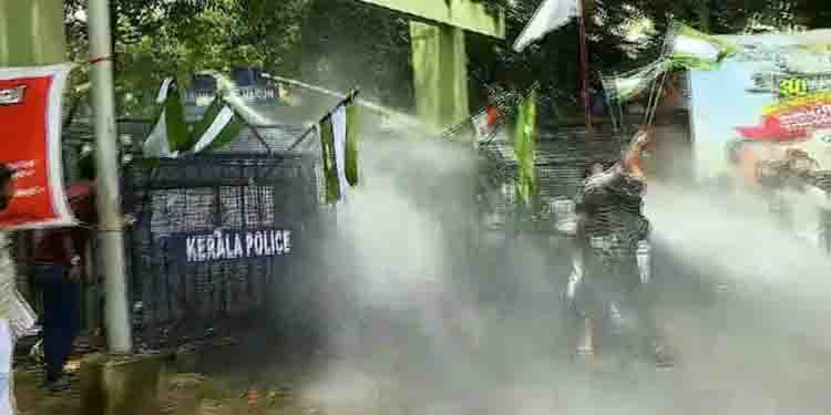 സ്വര്‍ണ്ണക്കടത്ത് കേസില്‍ മുഖ്യമന്ത്രിക്കെതിരെ അന്വേഷണം വേണം ; ജില്ലാ ആസ്ഥാനങ്ങളില്‍ യുഡിഎഫ് മാര്‍ച്ച്