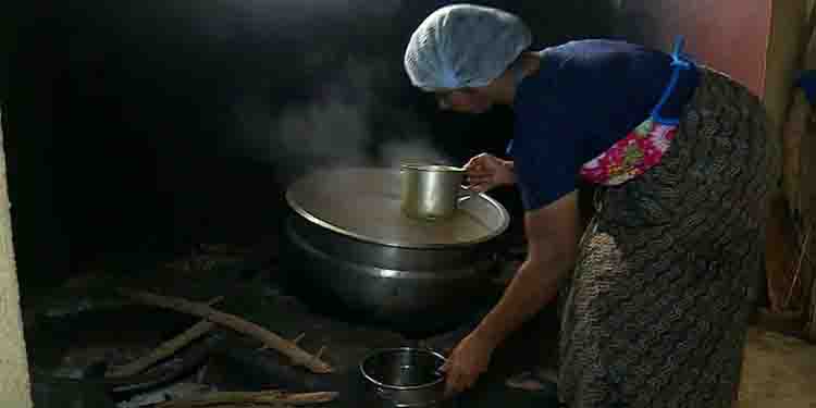 സ്കൂളുകളിലെ പാചക തൊഴിലാളികൾക്ക് കൂലിയില്ല ; ഉച്ചഭക്ഷണ ചെലവിന് സ്വന്തം കീശയിൽ നിന്ന് പണമിറക്കി അധ്യാപകർ