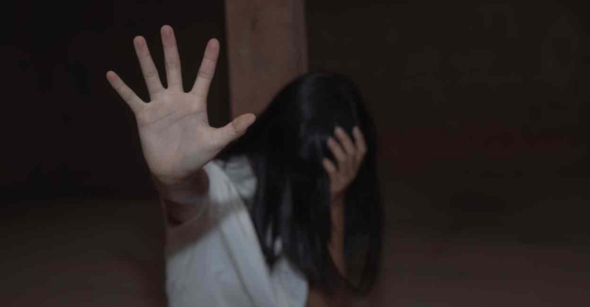 സിസിടിവിയിൽ മോ‌ഷ്ടാവിന് താക്കോൽ നൽകുന്ന മകൾ; തെളിഞ്ഞത് ഞെട്ടിക്കും ലൈംഗിക ചൂഷണം