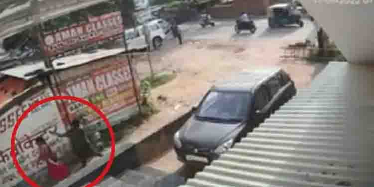 പ്രണയാഭ്യര്‍ത്ഥന നിരസിച്ച പെൺകുട്ടിക്ക് നേരെ വെടിവെപ്പ് ; പ്രതി ഓടി രക്ഷപ്പെട്ടു, ദൃശ്യങ്ങൾ സിസിടിവിയിൽ