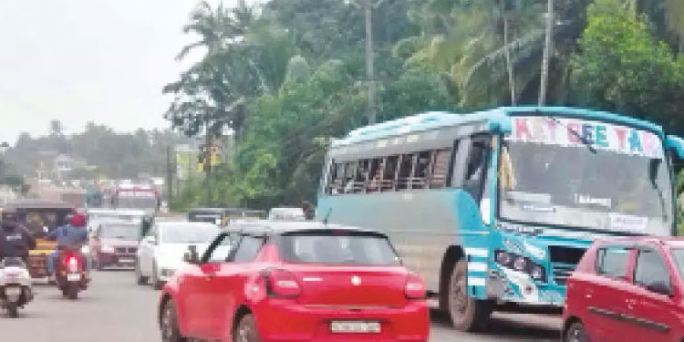 കുരുക്കഴിയാതെ ചോറോട് മേൽപാലം; യാത്രാദുരിതത്തിന് അറുതിയി