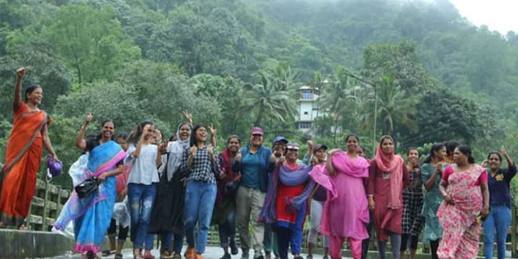 ആറ് കിലോമീറ്റർ ദൂരം, തുഷാരഗിരിയിൽ സ്ത്രീകളുടെ മഴ നടത്തം
