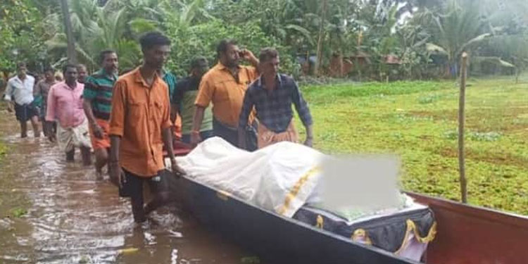 വെള്ളക്കെട്ട് കാരണം ചികിത്സ വൈകി മരിച്ച തൊഴിലാളിയുടെ സംസ്കാര ചടങ്ങും പ്രതിസന്ധിയിലാക്കി വെള്ളക്കെട്ട്