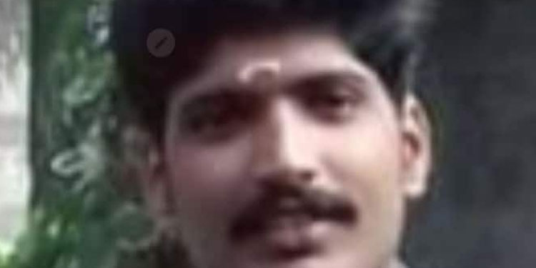 സ്വകാര്യ ബസിനെ മറികടക്കുന്നതിനിടെ കുഴി കണ്ട് വെട്ടിച്ച ബൈക്ക് യാത്രികൻ ലോറിക്കടിയിൽ പെട്ട് മരിച്ചു