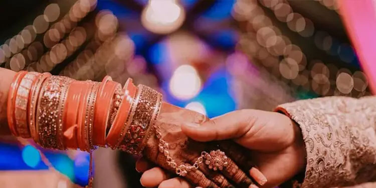 നഖംവെട്ടി, തോർത്ത്, ഗർഭനിരോധന ഉറ; നവദമ്പതികൾക്ക് വിവാഹ സമ്മാനവുമായി ഒഡിഷ സർക്കാർ