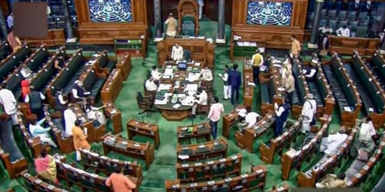 കോൺഗ്രസ് എംപിമാരുടെ സസ്പെഷൻ പിൻവലിച്ചു; പ്ലക്കാർഡുയർത്തി ഇനി പ്രതിഷേധം പാടില്ലെന്ന് സ്പീക്കർ