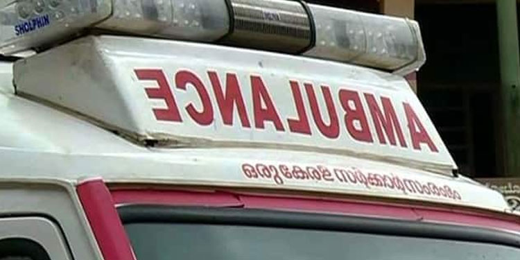 രോഗിയുമായി പോകാൻ തുടങ്ങവെ ടയറിൽ കാറ്റില്ല, പട്ടാപ്പകൽ ആംബുലൻസിന്‍റെ കാറ്റഴിച്ച് വിട്ടയാളെ കുടുക്കി സിസിടിവി