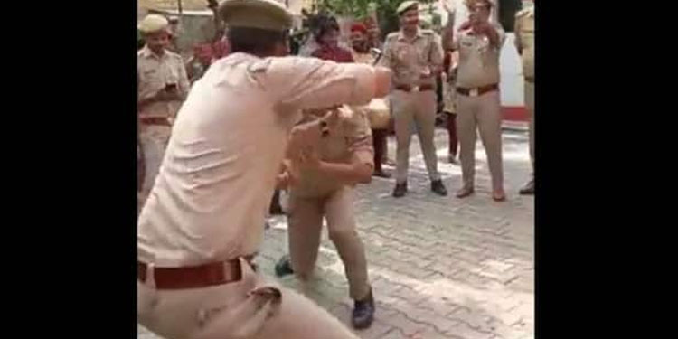 സ്വാതന്ത്രദിനാഘോഷത്തിനിടെ യൂണിഫോമില്‍ നാഗനൃത്തം, പൊലീസ് ഉദ്യോഗസ്ഥരെ സ്ഥലം മാറ്റി