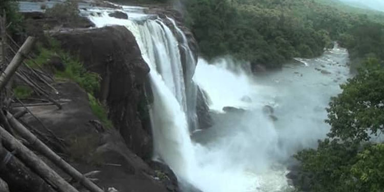 അതിരപ്പിള്ളി അടച്ചു, അതിരപ്പിള്ളി മലക്കപ്പാറ റോഡില്‍ ഗതാഗതനിയന്ത്രണം