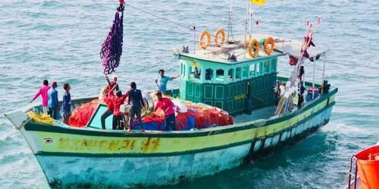അജ്ഞാതവസ്തുവുമായി കൂട്ടിയിടിച്ച് മത്സ്യബന്ധന ബോട്ട് മുങ്ങി; 18 മത്സ്യത്തൊഴിലാളികളെ കാണാതായി