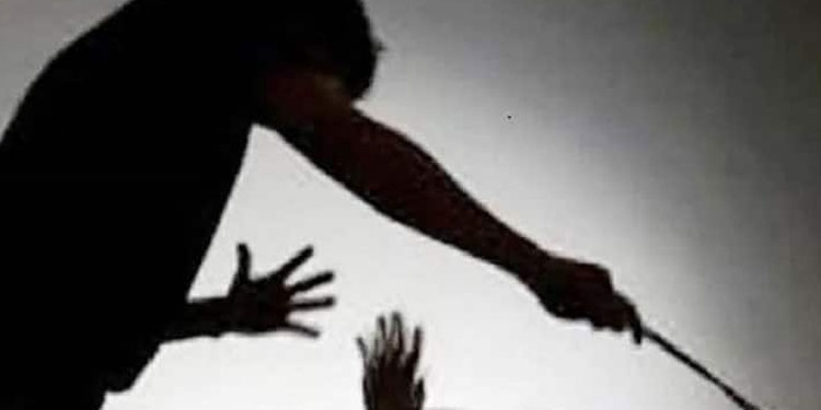 തൃശ്ശൂരിൽ യുവാവ് ഭാര്യയേയും മാതാപിതാക്കളേയും വെട്ടിപരിക്കേൽപ്പിച്ചു