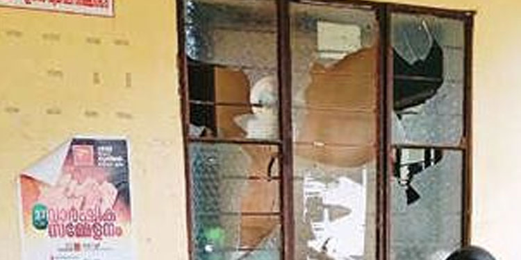 പട്ടിക്കുട്ടിക്ക് ചികിത്സകിട്ടിയില്ലെന്നാരോപിച്ച് മൃഗാശുപത്രിയിൽ അക്രമം