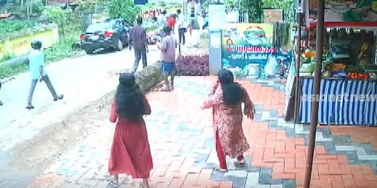 ബൈക്കപകടം നടന്നയുടൻ യാത്രികൻ ഓടി, ഓടിച്ചിട്ട് പിടികൂടി നാട്ടുകാർ, കയ്യിൽ രണ്ട് കിലോ കഞ്ചാവ്, സിസിടിവി ദൃശ്യം