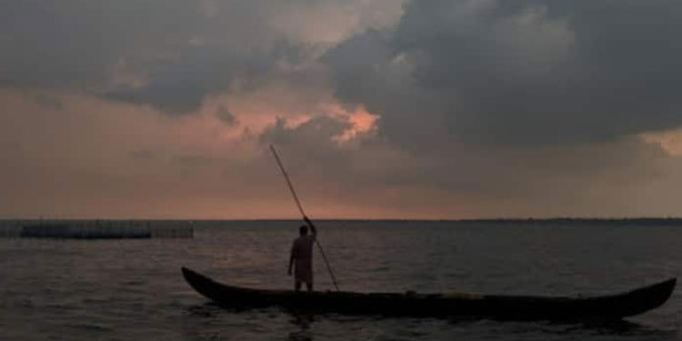 വേമ്പനാട്ടു കായലിൽ മത്സ്യബന്ധനത്തിന് പോയ രണ്ട് മത്സ്യത്തൊഴിലാളികളെ കാണാതായി
