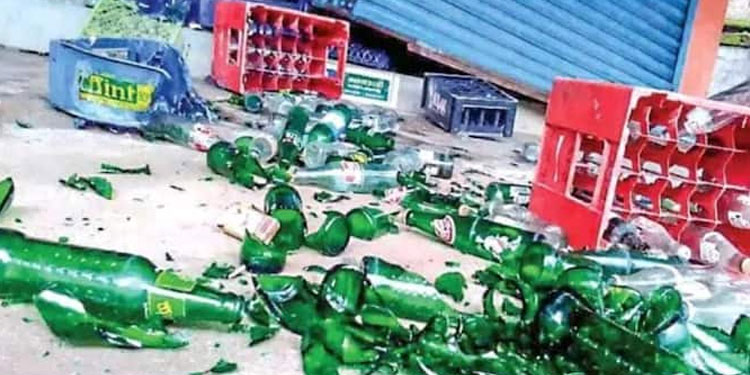 ലഹരി മൂത്ത് യുവാവിന്‍റെ പരാക്രമം; കടയുടെ ഷട്ടര്‍ തല്ലി തകര്‍ത്തു, സോഡാക്കുപ്പികള്‍ എറിഞ്ഞു പൊട്ടിച്ചു