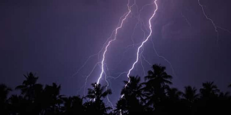 കേരളത്തിൽ 5 നാൾ വ്യാപക മഴക്ക് സാധ്യത, ഒപ്പം ഇടിയും മിന്നലും; 8 ജില്ലകളിൽ ജാഗ്രത നി‍ർദ്ദേശം