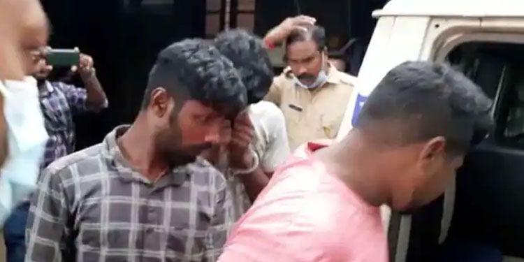 മതിലിന് മുന്നിൽ ചെരിപ്പ്, സംശയം തോന്നി പൊലീസ് നിൽക്കവെ മതിൽ ചാടി രണ്ടുപേർ; തെളിഞ്ഞത് കോൺവെന്‍റിലെ പീഡനം
