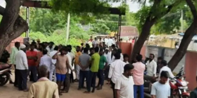 വ്യത്യസ്ത മതത്തിലുള്ളവരുടെ വിവാഹത്തെ തുടർന്ന് വർഗീയ സംഘർഷം: നാല് പൊലീസുകാർക്ക് സസ്‍പെൻഷൻ