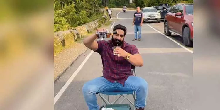 നടുറോഡിലിരുന്ന് മദ്യപിച്ചു; കതാരിയയെ കണ്ടെത്തുന്നവർക്ക് പാരിതോഷികം പ്രഖ്യാപിച്ച് ഉത്തരാഖണ്ഡ് പൊലീസ്