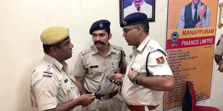 ജീവനക്കാരെ തോക്കിന്‍മുനയില്‍ നിർത്തി; 23 കിലോ സ്വർണവും 10 ലക്ഷവും കവർന്നു