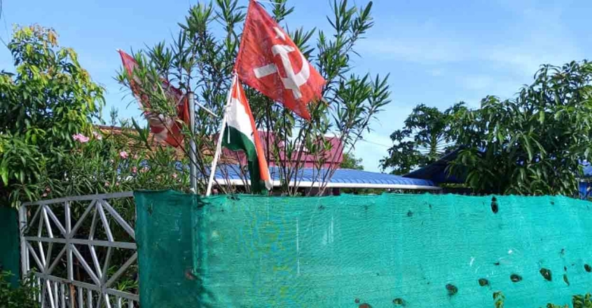 പാലക്കാട്ട് സിപിഎം നേതാവിന്റെ വീട്ടിൽ ദേശീയപതാകയ്ക്ക് മുകളിൽ സിപിഎം പതാക-വിവാദം