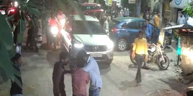 മൂത്രമൊഴിച്ചതിനെ ചൊല്ലി തർക്കം; ഡൽഹിയിൽ പൊതുസ്ഥലത്ത് യുവാവിനെ കുത്തിക്കൊന്നു