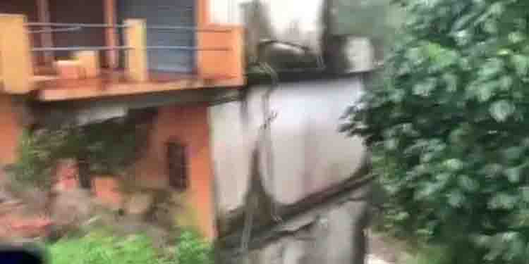 കാസർകോട് 10 വര്ഷം പഴക്കമുള്ള ബഹുനില കെട്ടിടം തകർന്ന് വീണു, ആര്ക്കും പരിക്കില്ല