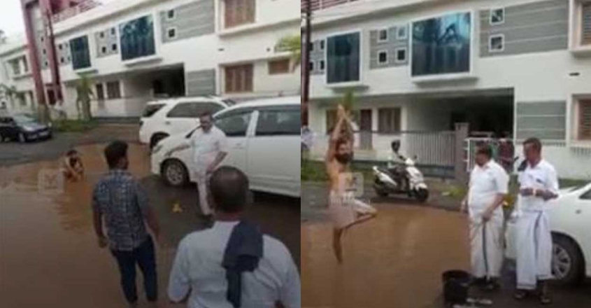 റോഡിലെ കുഴിയിൽ തപസ്സ്; കാറിൽ നിന്നിറങ്ങി പിന്തുണച്ച് എംഎൽഎ
