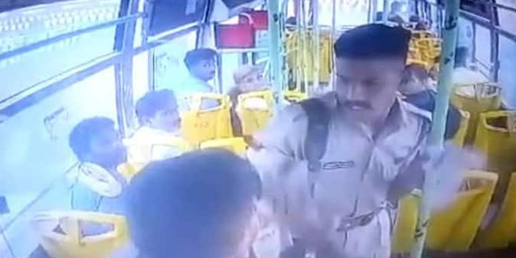 15 രൂപയുടെ പേരിൽ കണ്ടക്ടറെ ബസ്സിനുള്ളിലിട്ട് ക്രൂരമായി മര്‍ദ്ദിച്ച് യുവാവ്, സിസിടിവി ദൃശ്യങ്ങൾ