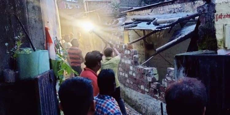 മൂന്നര വയസ്സുകാരിയെ ബലാത്സംഗം ചെയ്ത സ്കൂൾ ബസ് ഡ്രൈവറുടെ വീട് പൊളിച്ച് നീക്കി അധികൃതര്‍