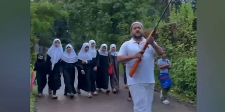 തെരുവ് നായകളെ പേടിച്ച് മദ്രസ വിദ്യാര്‍ത്ഥികള്‍ക്കൊപ്പം തോക്കുമായി പിതാവ്; വീഡിയോ