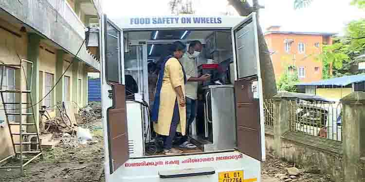 ഭക്ഷണ സാധനങ്ങളിലെ മായം പരിശോധിക്കാൻ ഉദ്യോഗസ്ഥരെത്തി, സാമ്പിളടക്കം തിരിച്ചുവാങ്ങി തിരിച്ചയച്ച് വ്യാപാരികൾ
