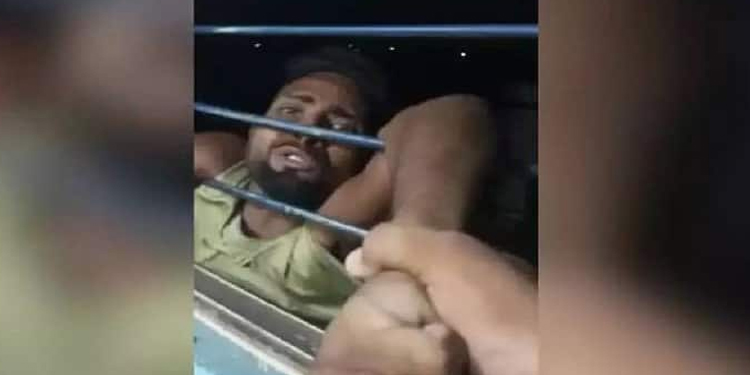 യാത്രക്കാരന്റെ ഫോൺ തട്ടിയെടുക്കാൻ ശ്രമിച്ചു, ജനാലയിൽ തൂങ്ങിക്കിടന്ന് കള്ളന് യാത്ര ചെയ്യേണ്ടി വന്നത് 15 കി.മി