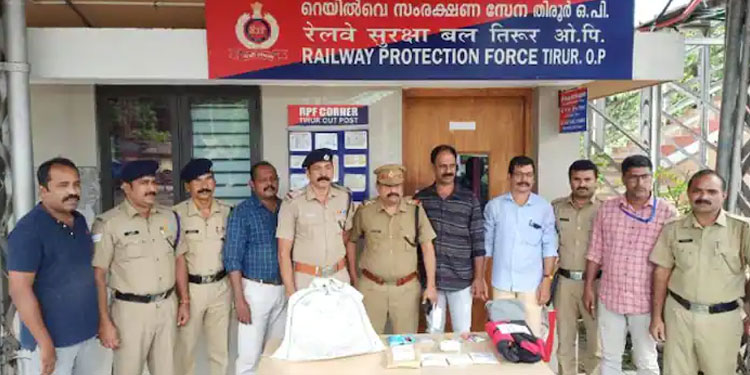 പ്ലാറ്റ്ഫോമിൽ യാത്രക്കാരുടെ ഇരിപ്പിടത്തിനടിയിൽ ഉടമയില്ലാത്ത ബാഗ്, പരിശോധിച്ചപ്പോൾ പിടികൂടിയത് മാരക ലഹരി